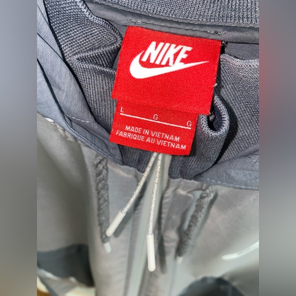 Nike Women’s Zip Up Jacket - Picture 3 of 3